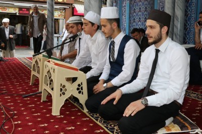Eyüp Meydanı'nda Kur'an-ı Kerim Ziyafeti Devam Ediyor