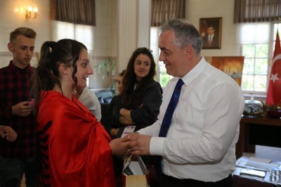 Başkan Aydın Makedonyalı Folklor Ekibine Tarihi Eyüp Oyuncakları Hediye Etti Başkan Aydın Makedonyalı Folklor Ekibine Tarihi Eyüp Oyuncakları Hediye Etti