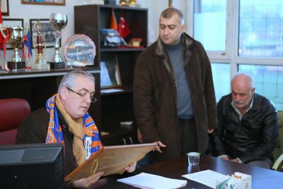 Alibeyköyspor'lu Futbolcularla Galibiyet Sevinci Alibeyköyspor'lu Futbolcularla Galibiyet Sevinci