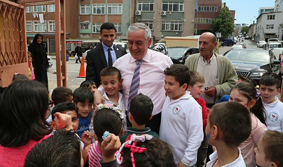 Minik Öğrenciler Başkan Amcalarını Kucakladılar Minik Öğrenciler Başkan Amcalarını Kucakladılar
