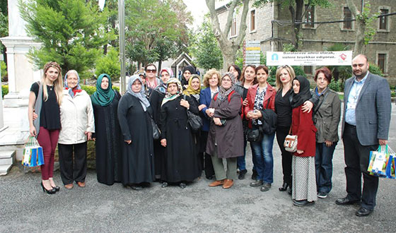 Darülaceze'deki Annelere Anlamlı Ziyaret Darülaceze'deki Annelere Anlamlı Ziyaret