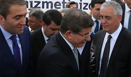 Başbakan Davutoğlu Eyüplülerle Helalleşti Başbakan Davutoğlu Eyüplülerle Helalleşti