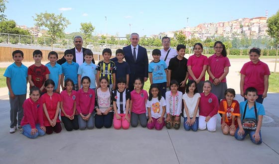 Başkan Aydın Silahtarağa Ortaokulu Sergisi'ne Katıldı Başkan Aydın Silahtarağa Ortaokulu Sergisi'ne Katıldı
