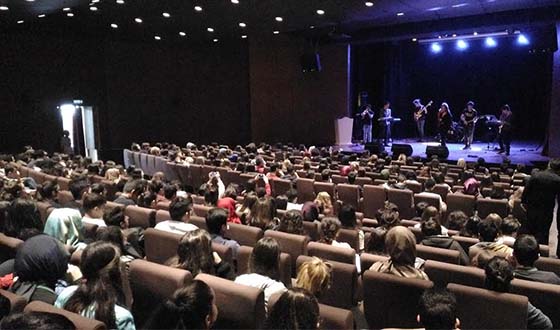 Eyüplü Gençler Oğuzcan Polat Lisesi Konseri ile Eğlendiler Eyüplü Gençler Oğuzcan Polat Lisesi Konseri ile Eğlendiler