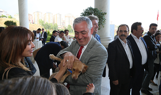 "Sokak Köpekleri Bal ve Betty"nin Galası Vialand'da Yapıldı "Sokak Köpekleri Bal ve Betty"nin Galası Vialand'da Yapıldı