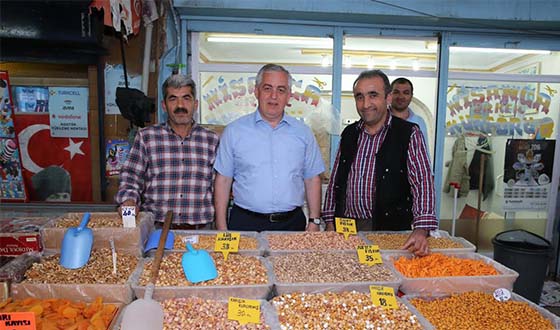 Başkan Aydın Nişanca Mahallesi Pazar Esnafını Ziyaret Etti Başkan Aydın Nişanca Mahallesi Pazar Esnafını Ziyaret Etti