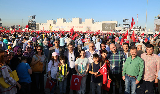 Eyüplülerden Fetih Şöleni'ne Dev Katılım Eyüplülerden Fetih Şöleni'ne Dev Katılım