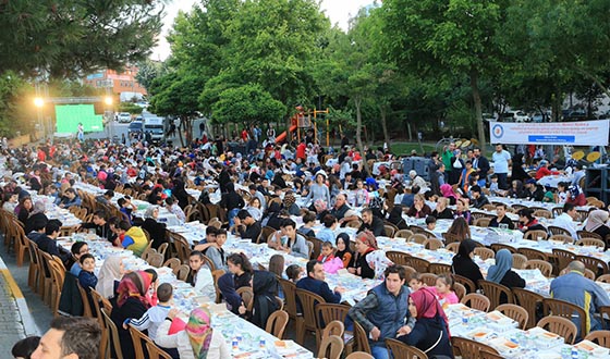 İftar Sofralarında “Paylaşarak Bir Oluyoruz” İftar Sofralarında “Paylaşarak Bir Oluyoruz”
