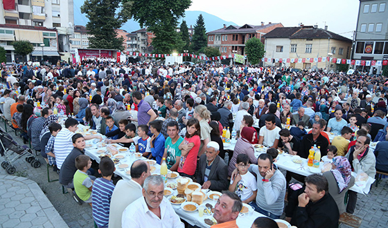 Eyüp'ten Evlad-ı Fatihan'a Dev İftar Sofrası Eyüp'ten Evlad-ı Fatihan'a Dev İftar Sofrası