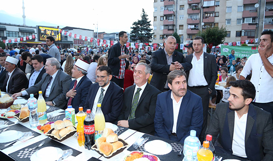 Eyüp Dev İftar Sofralarıyla Evlad-ı Fatihan'ı Kucaklıyor Eyüp Dev İftar Sofralarıyla Evlad-ı Fatihan'ı Kucaklıyor