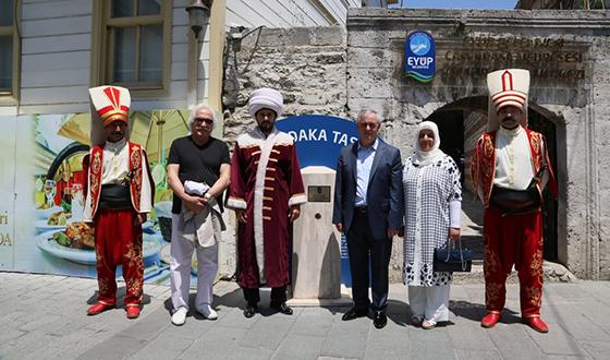 Sadaka Taşı, Eyüp Sultan'da Yeniden Başladı Sadaka Taşı, Eyüp Sultan'da Yeniden Başladı