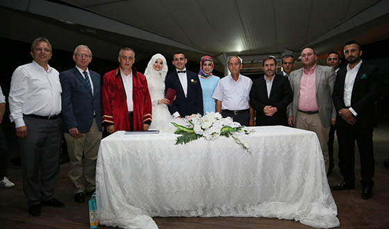 Başkan Aydın Hamit Öztaş ve Gamze Alak Çiftinin Nikahını Kıydı Başkan Aydın Hamit Öztaş ve Gamze Alak Çiftinin Nikahını Kıydı