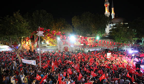 Demokrasi Nöbeti Sabah Namazına Kadar Sürüyor Demokrasi Nöbeti Sabah Namazına Kadar Sürüyor