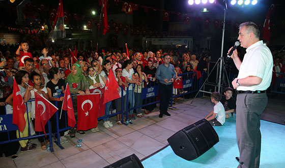 Eyüp Meydanı'nda Nöbete Devam Eyüp Meydanı'nda Nöbete Devam