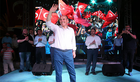 Eyüplülerin Demokrasi Nöbetine Topbaş da Katıldı Eyüplülerin Demokrasi Nöbetine Topbaş da Katıldı