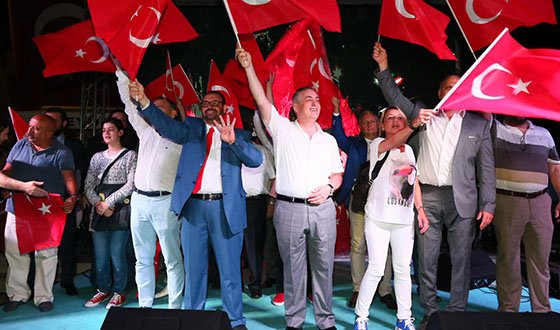 İş Dünyası Eyüp'te Demokrasi Nöbetine Katıldı İş Dünyası Eyüp'te Demokrasi Nöbetine Katıldı