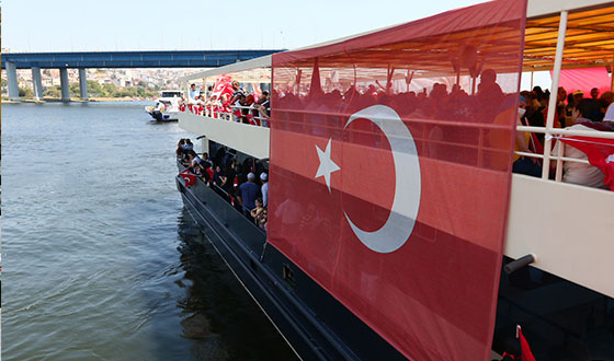 Şehit Yakınları Feribotla Yenikapı Mitingine Götürüldü Şehit Yakınları Feribotla Yenikapı Mitingine Götürüldü
