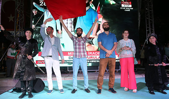 Diriliş Ertuğrul Dizisi Oyuncuları Demokrasi Nöbetine Katıldı Diriliş Ertuğrul Dizisi Oyuncuları Demokrasi Nöbetine Katıldı