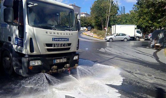 Cadde ve Sokaklar Deterjanlı Suyla Yıkanıyor Cadde ve Sokaklar Deterjanlı Suyla Yıkanıyor