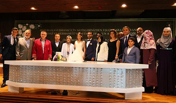 Mutlu Çiftin Nikahlarını Kıydı Mutlu Çiftin Nikahlarını Kıydı