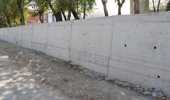 Asfalt ve İstinat Duvarı Çalışmaları Sürüyor Asfalt ve İstinat Duvarı Çalışmaları Sürüyor