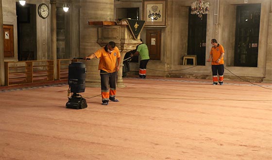 Eyüp Sultan Camii'nde Bayram Temizliği Eyüp Sultan Camii'nde Bayram Temizliği
