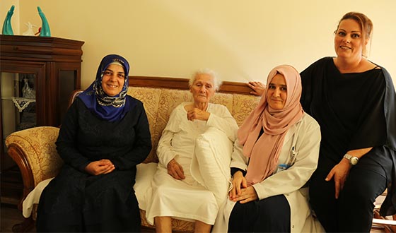 Tülay Aydın'dan Hastalara Moral Ziyareti Tülay Aydın'dan Hastalara Moral Ziyareti