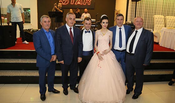 Genç Çiftin Nişan Yüzüklerini Taktı Genç Çiftin Nişan Yüzüklerini Taktı