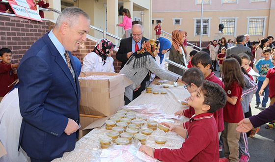 Minik Öğrencilere Aşure Dağıttı Minik Öğrencilere Aşure Dağıttı