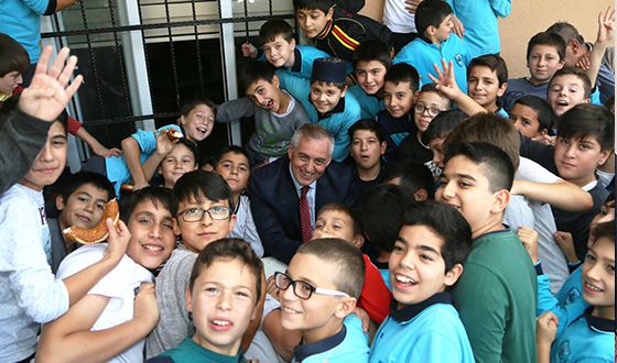Öğrencilerden Sevgi Seli Öğrencilerden Sevgi Seli