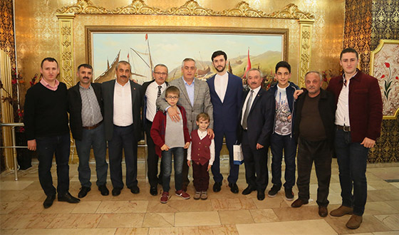 Dünya Evine Dualarla Girdiler Dünya Evine Dualarla Girdiler