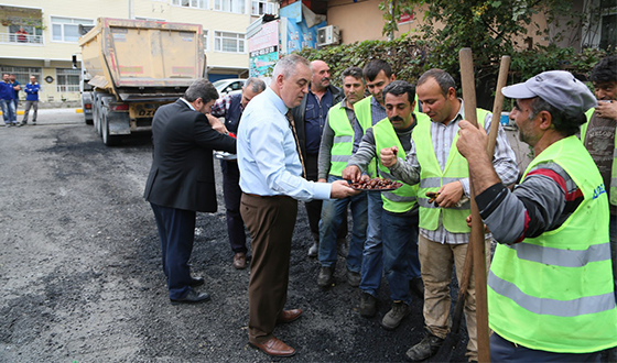 İkram Edilen Hurmayı Çalışanlarıyla Paylaştı İkram Edilen Hurmayı Çalışanlarıyla Paylaştı
