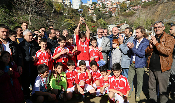 Kupalarını Başkan Aydın'ın Elinden Aldılar Kupalarını Başkan Aydın'ın Elinden Aldılar
