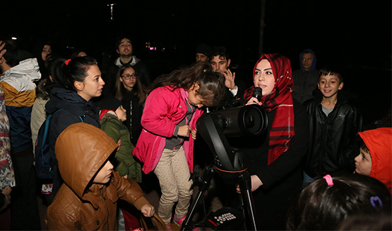 Minik Gökbilimciler Süper Ay'ı Gözlemledi Minik Gökbilimciler Süper Ay'ı Gözlemledi