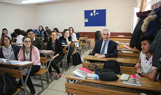 Yıllar Sonra Sırasına Oturarak Ders Dinledi Yıllar Sonra Sırasına Oturarak Ders Dinledi