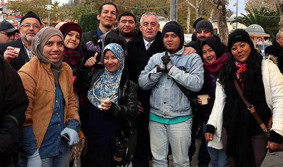Endonezyalı Aileye Sahlep İkramı Endonezyalı Aileye Sahlep İkramı