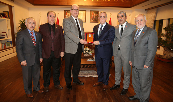 Muhtarlardan Başkan Aydın'a Plaket Muhtarlardan Başkan Aydın'a Plaket