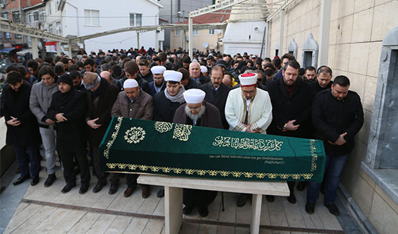Selmani Farisi Çağlar Dualarla Toprağa Verildi Selmani Farisi Çağlar Dualarla Toprağa Verildi