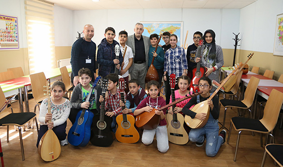 Başkan Aydın'a Bağlama Hediye Ettiler Başkan Aydın'a Bağlama Hediye Ettiler