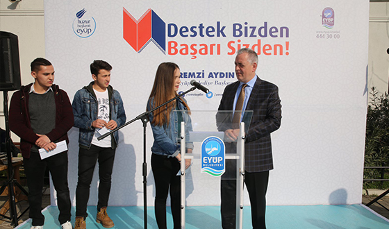 Eyüp'te Lise Son Öğrencilerine Eğitim Yardimi Sürüyor Eyüp'te Lise Son Öğrencilerine Eğitim Yardimi Sürüyor