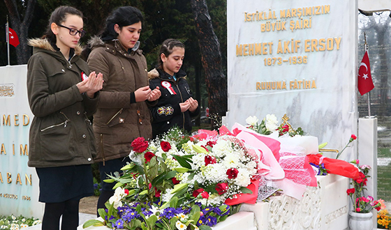 Mehmet Akif Ersoy Kabri Başında Anıldı Mehmet Akif Ersoy Kabri Başında Anıldı
