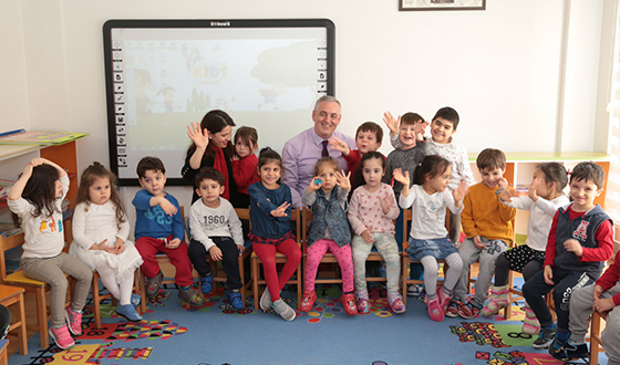 Minikler Başkan Aydın'ı Bırakmak İstemedi Minikler Başkan Aydın'ı Bırakmak İstemedi