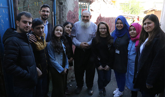 Minik Öğrenciler Yaşlıları Yalnız Bırakmadı Minik Öğrenciler Yaşlıları Yalnız Bırakmadı