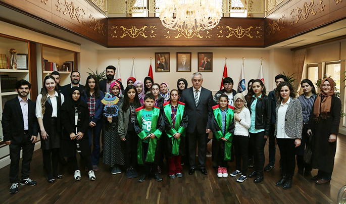 Minik Öğrencilerden 'Avukatlar Günü' Sürprizi Minik Öğrencilerden 'Avukatlar Günü' Sürprizi