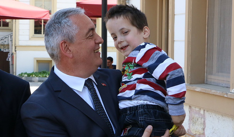 Başkan Aydın küçük Asan'a yardım elini uzattı Başkan Aydın küçük Asan'a yardım elini uzattı