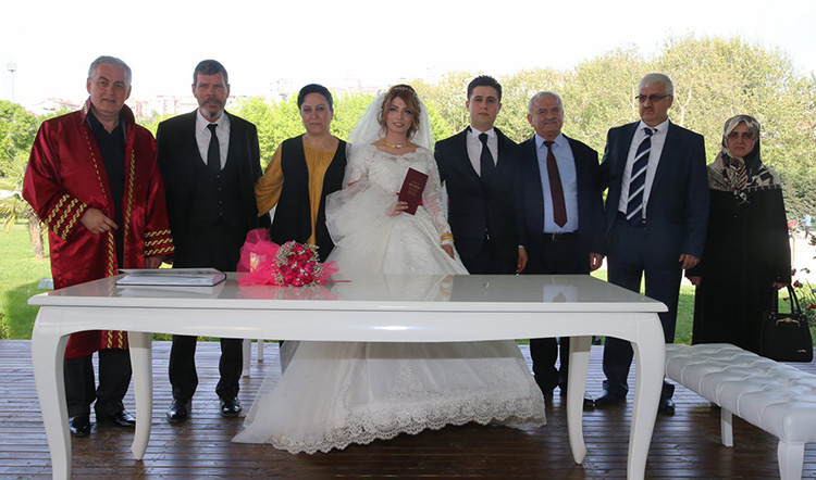 Başkan Aydın genç çiftlerin nikahını kıydı Başkan Aydın genç çiftlerin nikahını kıydı