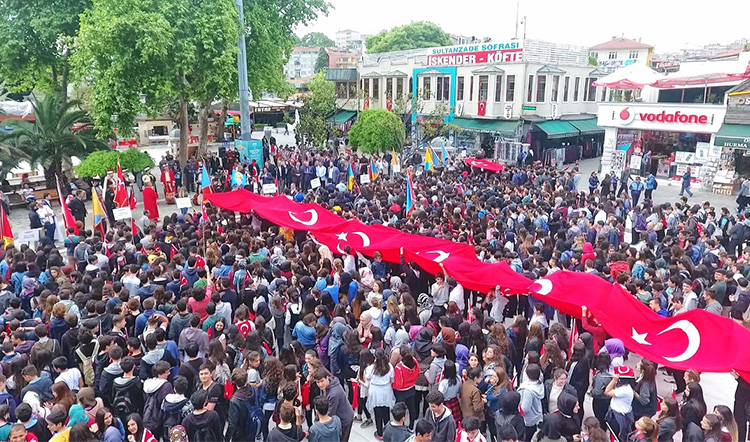 Eyüp'te muhteşem gençlik şöleni! Eyüp'te muhteşem gençlik şöleni!
