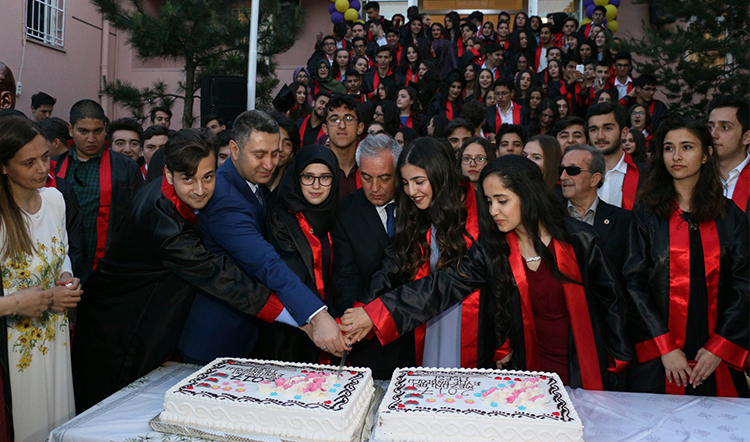 Eyüp'te mezuniyet coşkusu Eyüp'te mezuniyet coşkusu