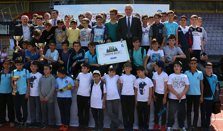 Şampiyonlar kupalarını Başkan Aydın'dan aldı Şampiyonlar kupalarını Başkan Aydın'dan aldı