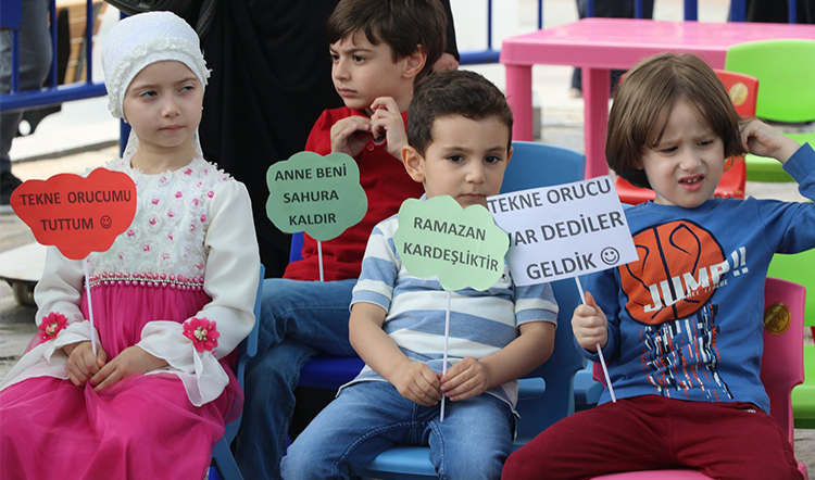Eyüplü çocuklar tekne oruçlarına başladı! Eyüplü çocuklar tekne oruçlarına başladı!